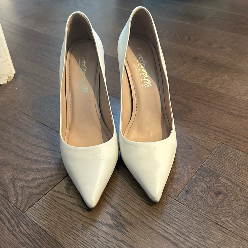 L’intervalle white leather pumps
